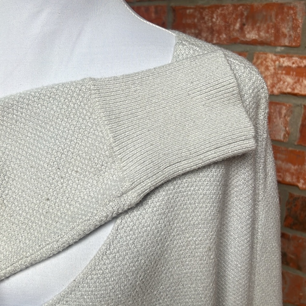 NWOT V-NECK SWEATER ………512 - Picture 5 of 10